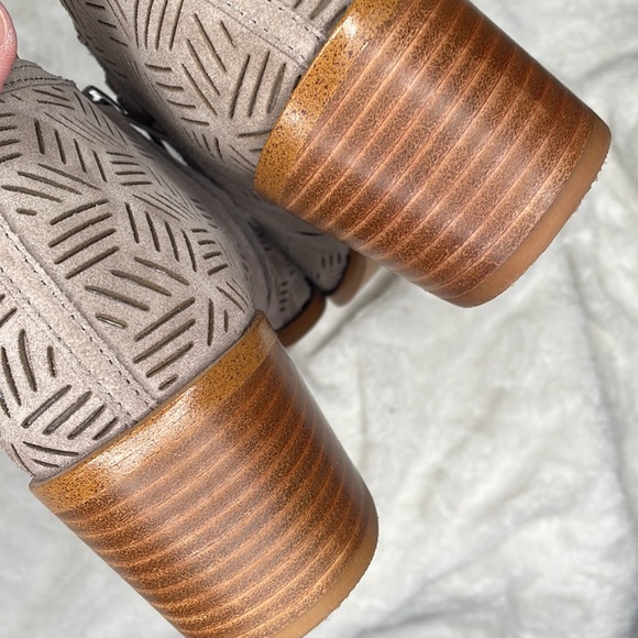 1. State Iddah ankle bootie boot perforated geometric with stacked heel, size 10 - Picture 3 of 10
